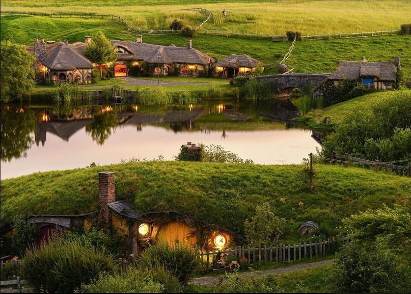 Auckland to Rotorua - City Tour, Hobbiton Movie Set & Māori Traditions