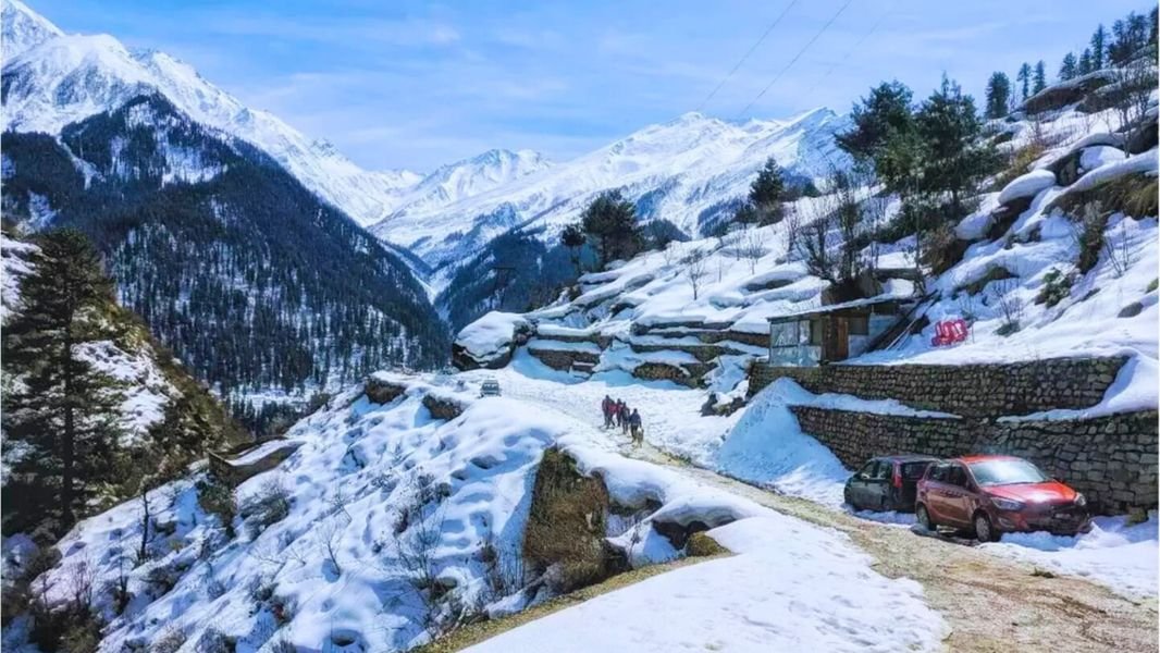 Snowfall Romance in Manali